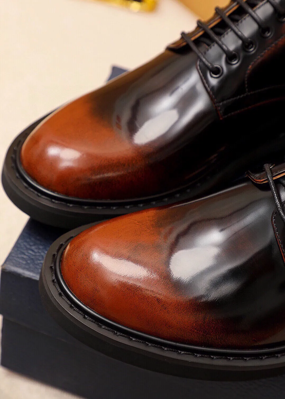 Men's shoes 💰580💐 Product trademark: Dior "Dior" business leather shoes Regular size: 39-44 (38.45🉑️customized) Product materials: Selected Italian imported first-layer open-edge beaded cowhide upper, imported water-dyed 🐂 cowhide lining. Strong three-dimensional visual effect, original outsole Color: 3 colors optional